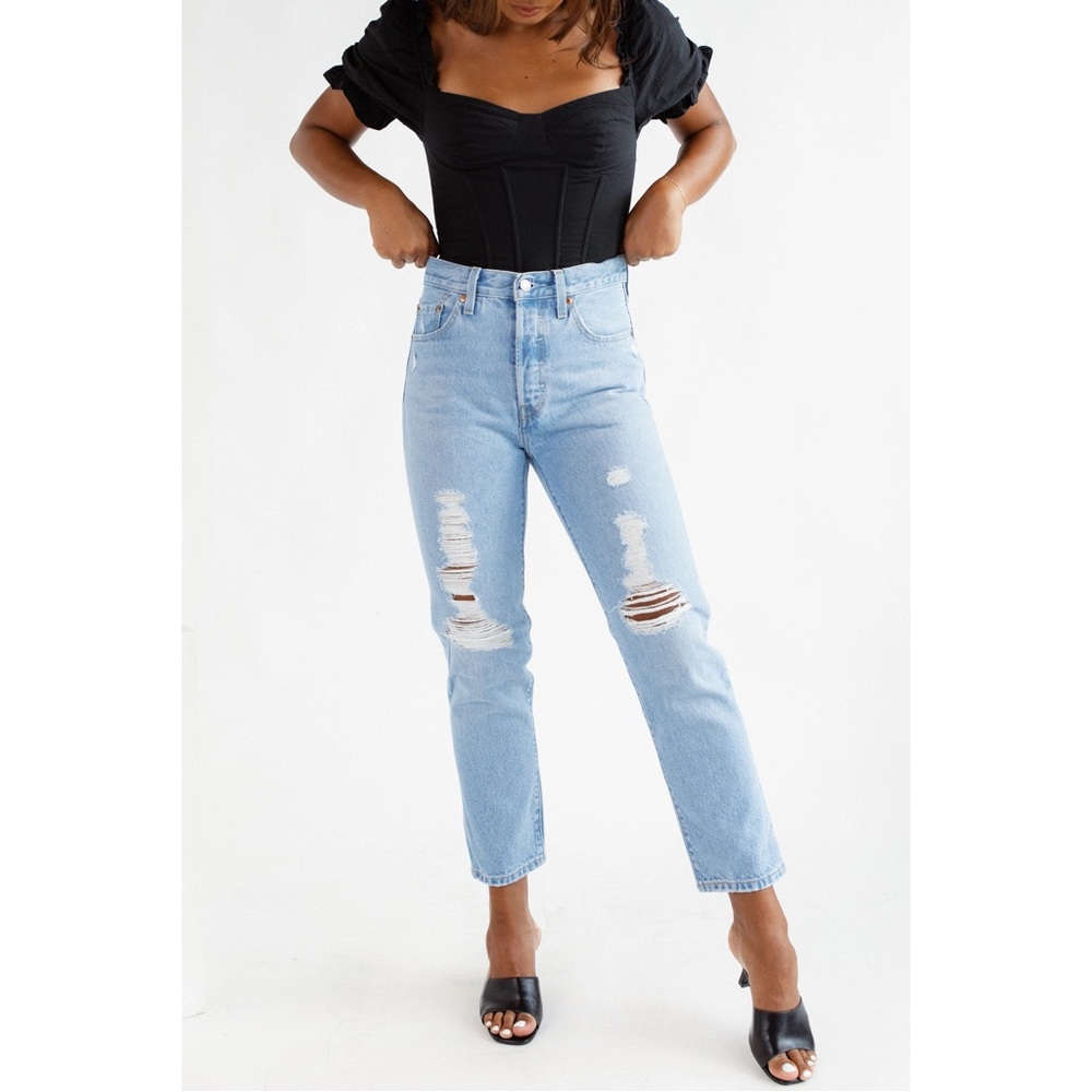 Levi’s Premium 501 Original Distressed Cropped Jeans in Qjai Ring Light Wash NEW